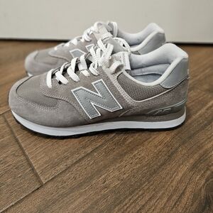 New Balance 574 Classic Sneakers – Men Size 7 Wide – Gently Worn